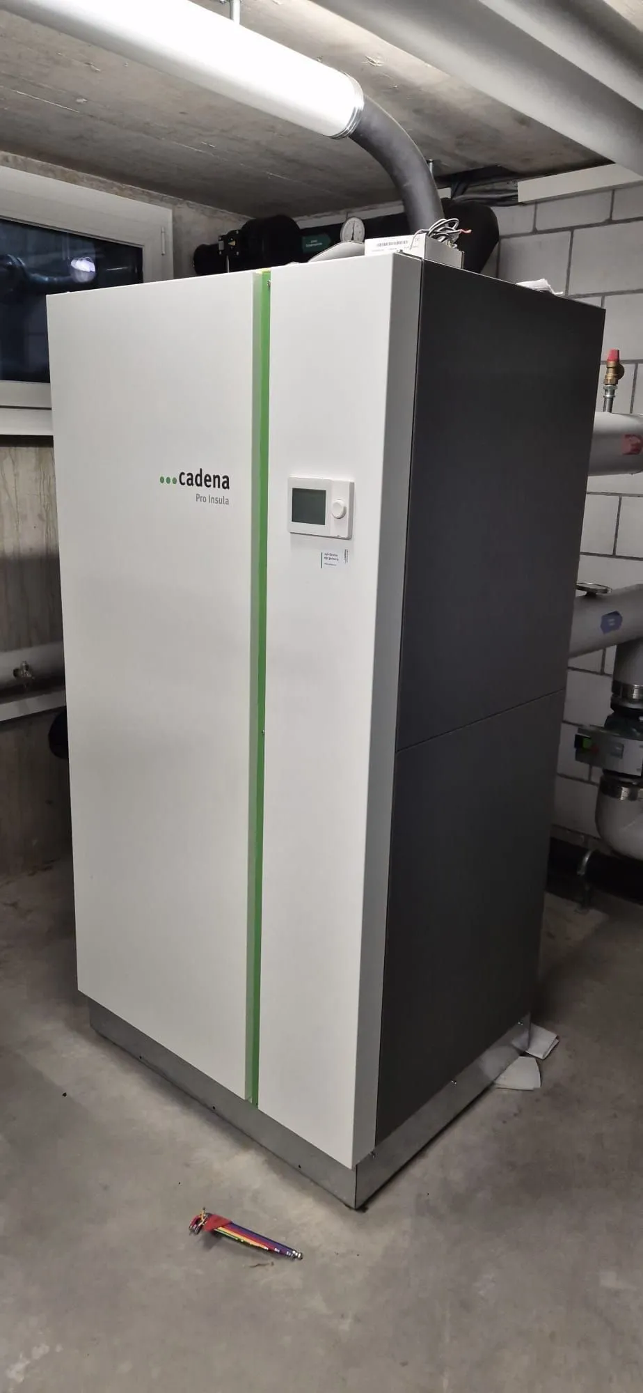 Professionell installierte Wärmepumpe im Heizraum