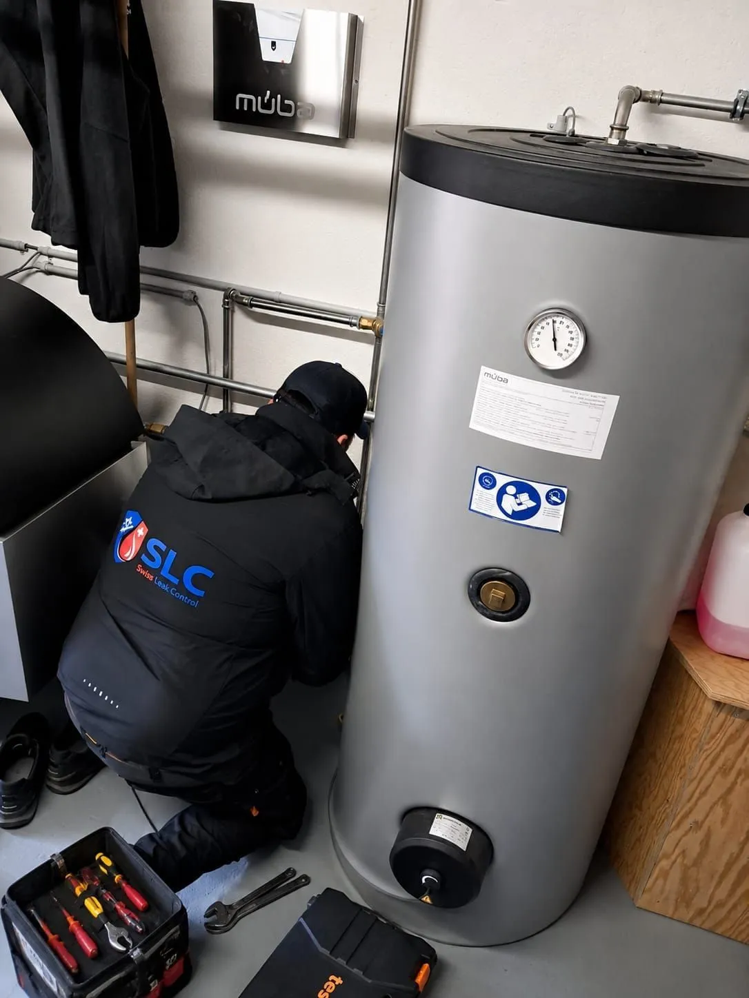 SLC-Techniker bei der Wartung an einer Warmwasseranlage